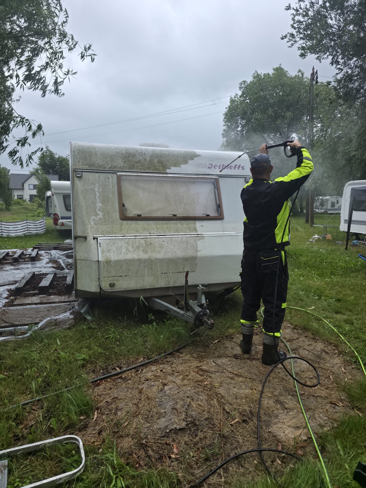 Mycie ciśnieniowe przyczepy kempingowej